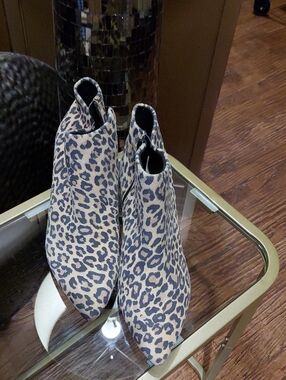 Leopard Print Pointed Toe Ankle Boots - Beige/Black